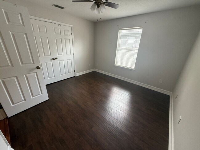 Building Photo - 3 Bed/2.5 Bath, 2 Story Townhouse in Summi...