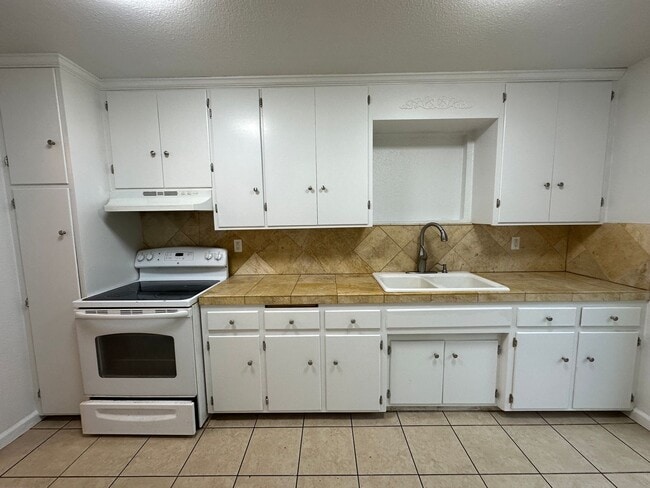 Building Photo - Updated & Charming 3 Bedroom Home with Fan...