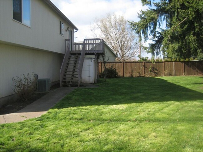 Building Photo - 4Bd/3Ba Two Story House - Available to View!
