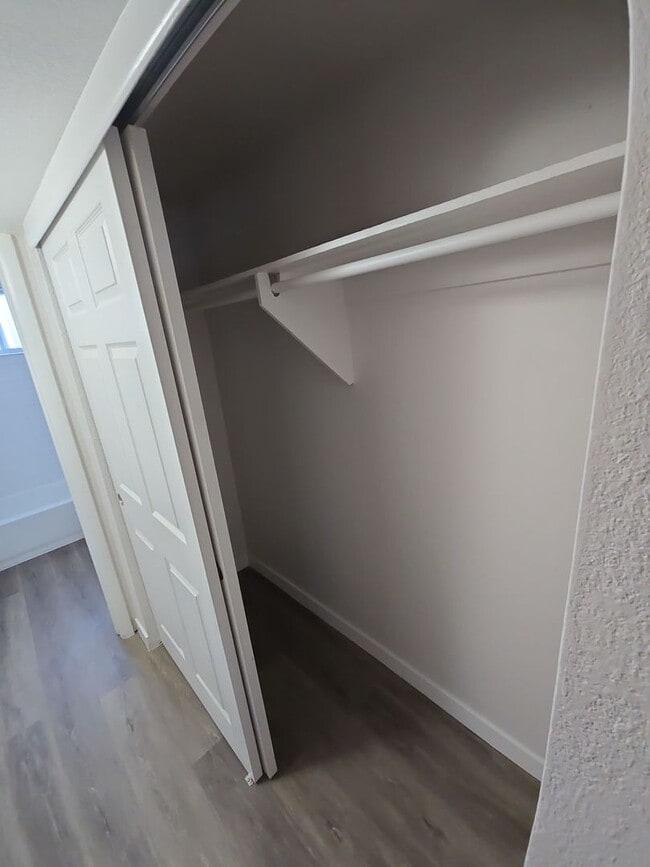 Building Photo - 2 Bed Garden Level Unit Available in Lakewood