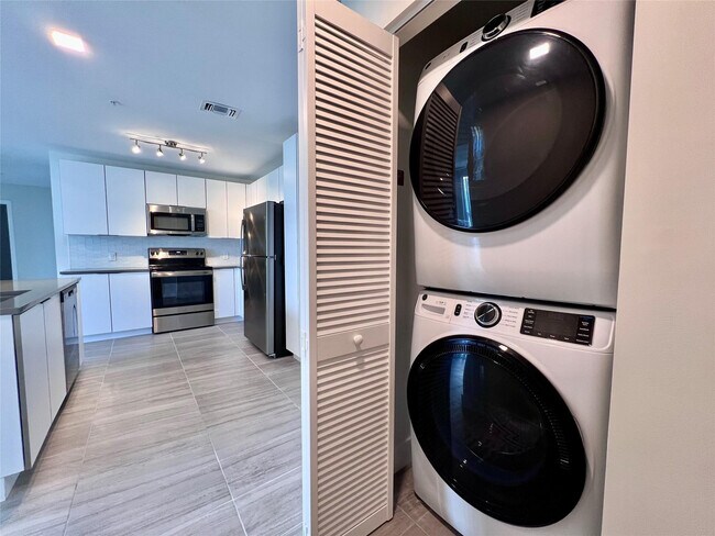 Building Photo - 120 N Compass Way