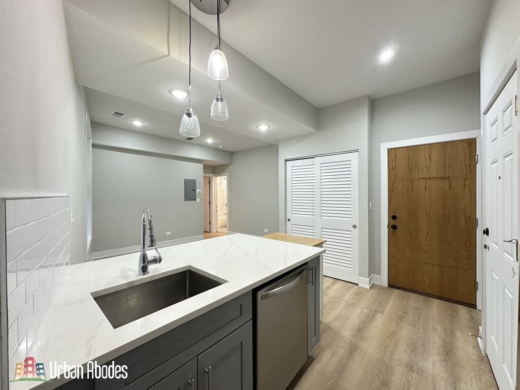 Building Photo - 442 W Belden Ave