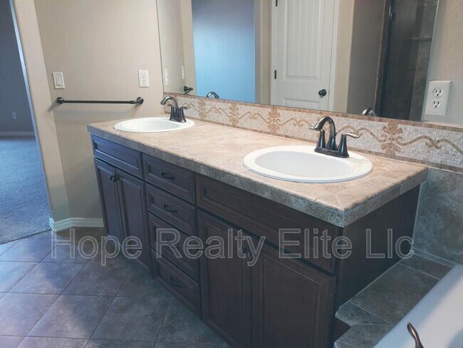 Building Photo - 1555 Promontory Bluff View