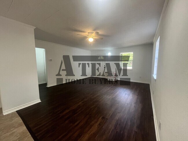 Building Photo - Remodeled 3 Bedroom 2 Bathroom