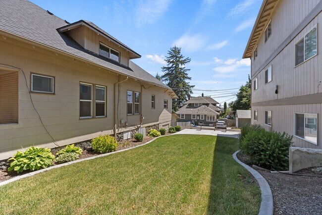 Building Photo - Renovated 5 Bed, 2 Bath House + Office EWU Off Campus Housing! AVAILABLE 7/20!