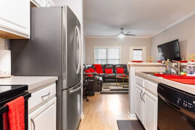 Building Photo - 2700 Pine Tree Rd NE