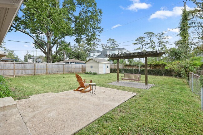 Building Photo - 2015 Woodcrest Dr