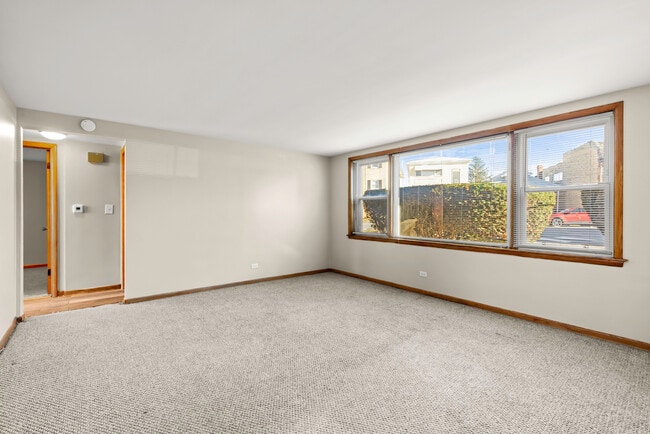 Building Photo - 6556 N Northwest Hwy