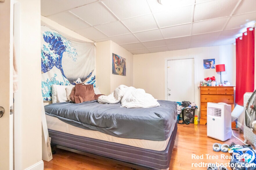 Building Photo - 28 Monmouth St