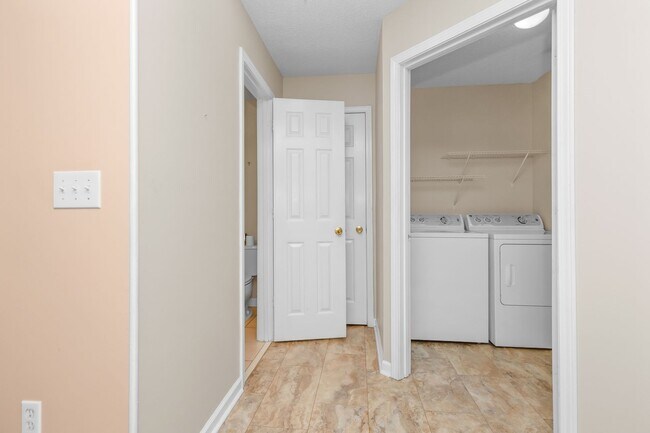 Building Photo - Townhome in The Market Common!
