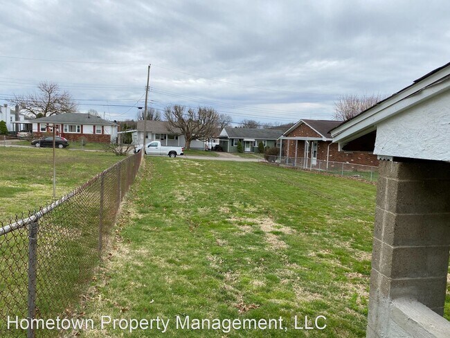 Building Photo - 4 br, 1 bath House - 3500 Elm St