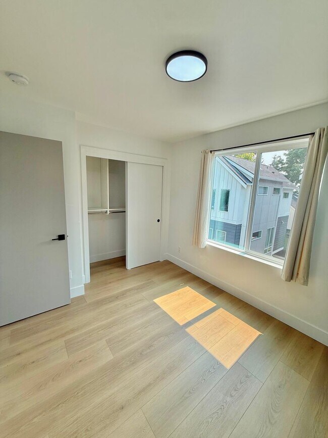 Building Photo - Spacious 3-Bedroom Townhome in the Heart of Greenwood