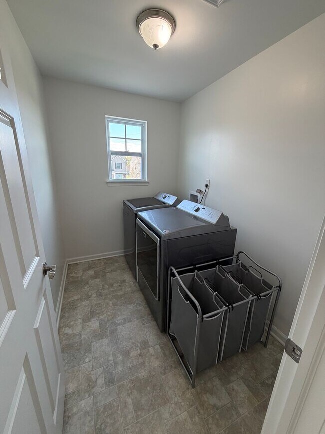 Building Photo - Beautiful and serene water view home in a secluded neighborhood!  2nd floor laundry!