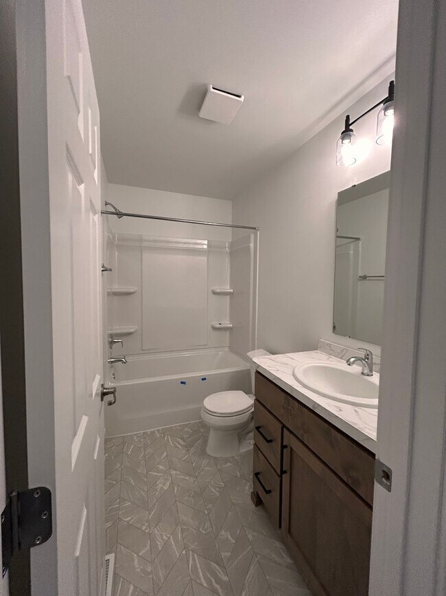 Building Photo - 3 Bed 3 Bath TownHome