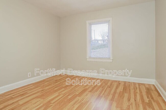 Building Photo - 421 E Twenty-Fourth St