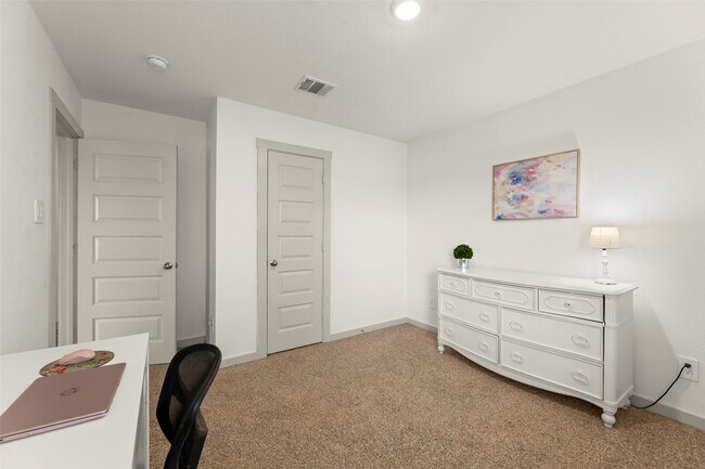 Building Photo - 8114 Buck Ln