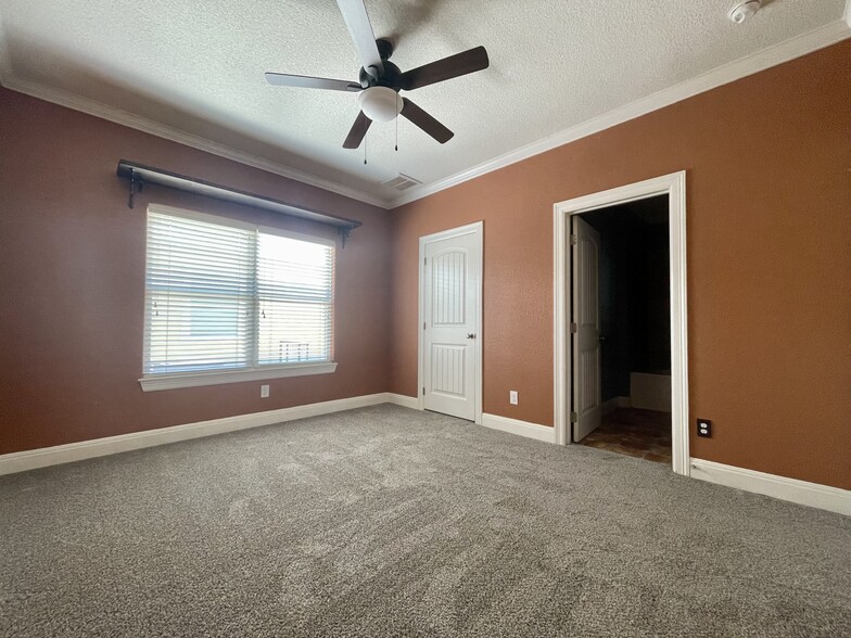 Primary bedroom - 417 S Washington Ave