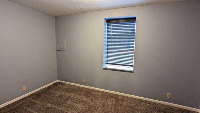 Building Photo - Updated and historic downtown Council Bluffs apartment