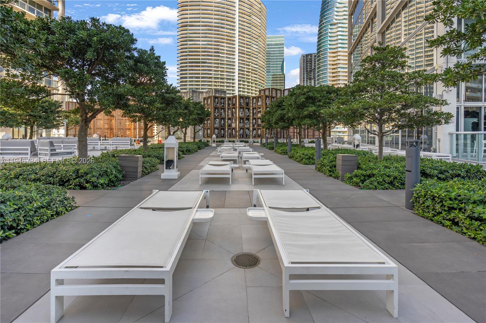 Building Photo - 495 Brickell Ave