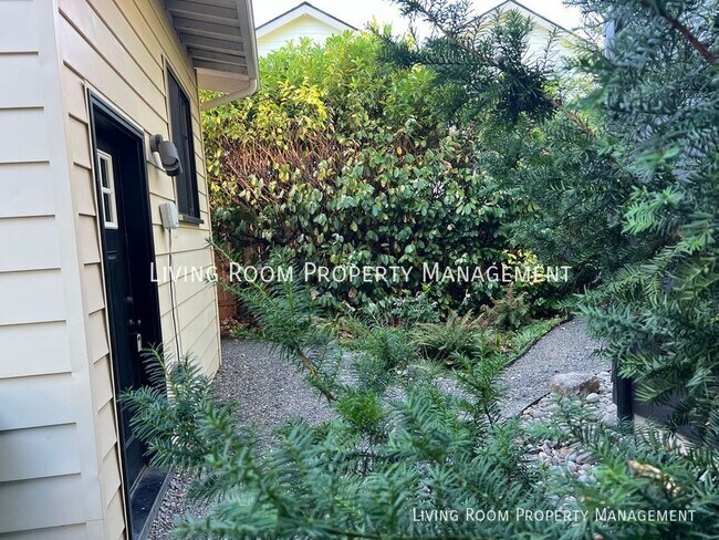 Building Photo - 5722 NE 10th-Main House