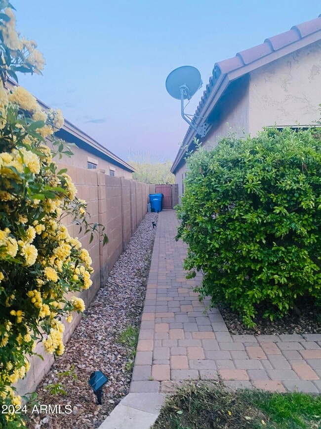 Building Photo - 5230 W Redbird Rd