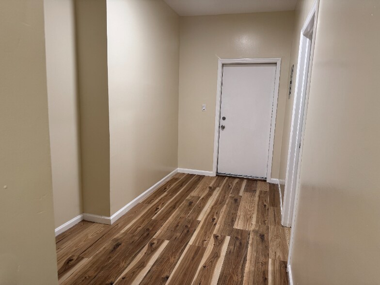 Building Photo - 113 S 11th St