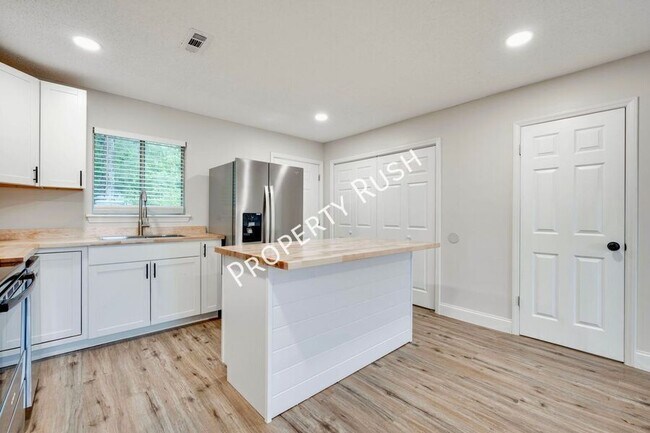 Building Photo - 2323 Green Forest Dr
