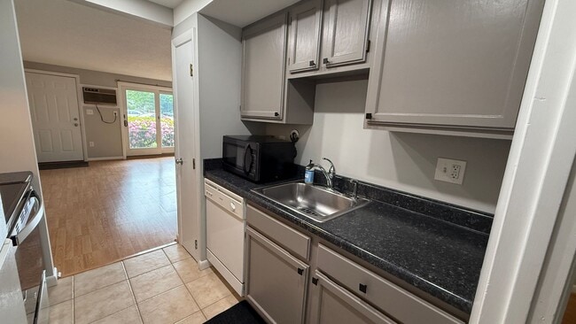 Building Photo - Walk to Downtown from this 1 Bedroom 1st F...