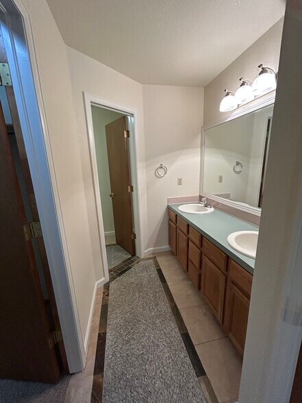 Plenty of space with two sinks - 4393 N Lincoln Ave