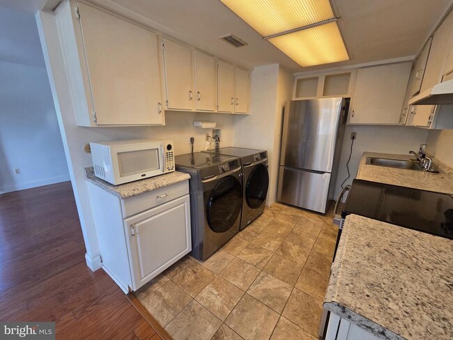 Building Photo - 1729 Leisure Way