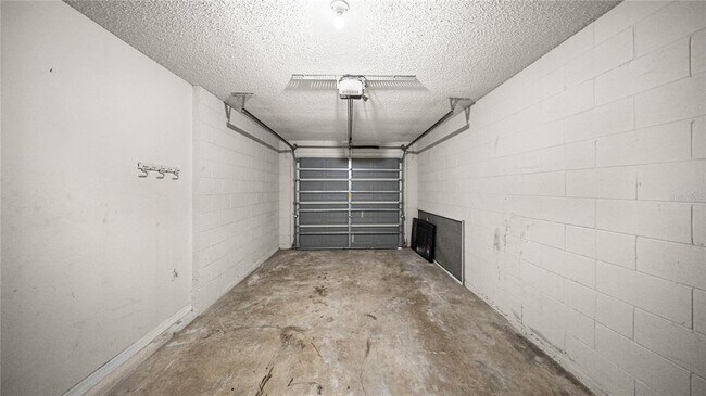 Building Photo - 12649 Somerset Oaks St