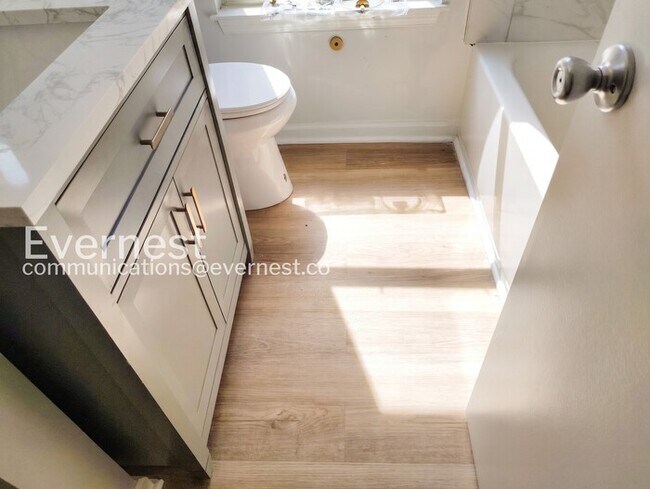 Building Photo - 3-Bed/2-Bath Modern Town Home with Fenced Yard!/Pet Friendly/Available Soon!
