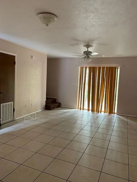 Building Photo - "Charming 2-Bed Oasis with 2.5 Baths in Prime FL Locale – Perfect Comfort Awaits!"