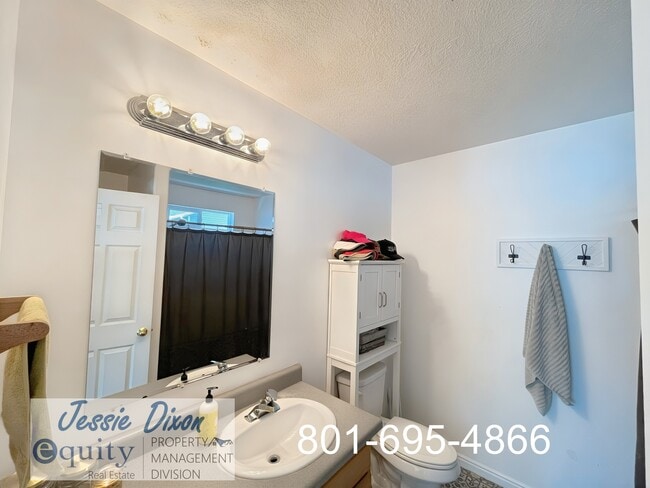 Building Photo - 1043 Sharp Mountain Dr