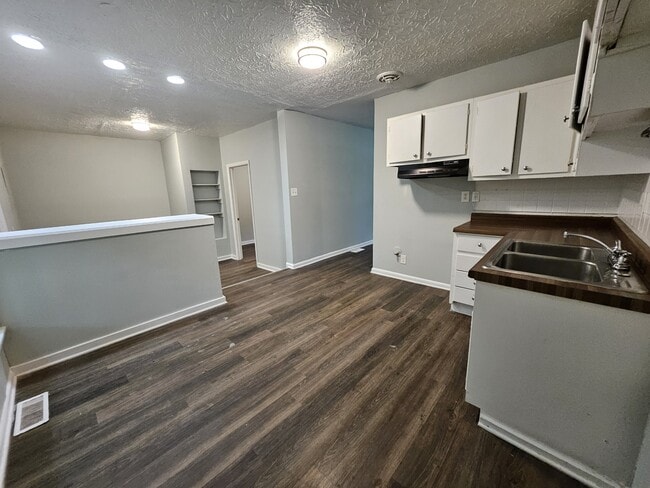 Building Photo - 6602 Lennington Dr