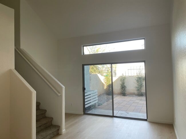 Building Photo - Clean Townhome in Great Location