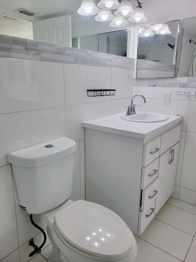 Building Photo - Beautifully renovated 2/2 condo in gated community