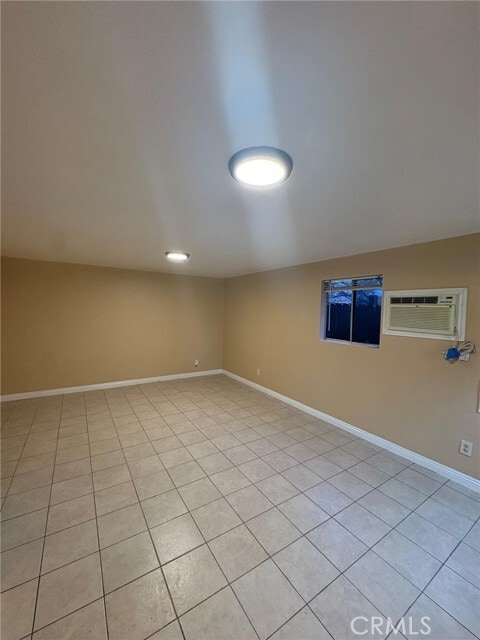 Building Photo - 914 W 9th St