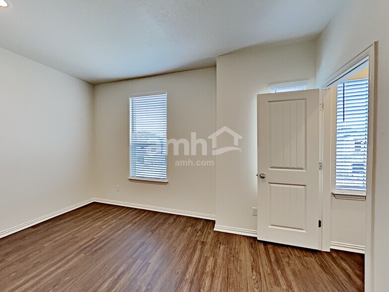 Building Photo - 2725 Lillybrook Ln