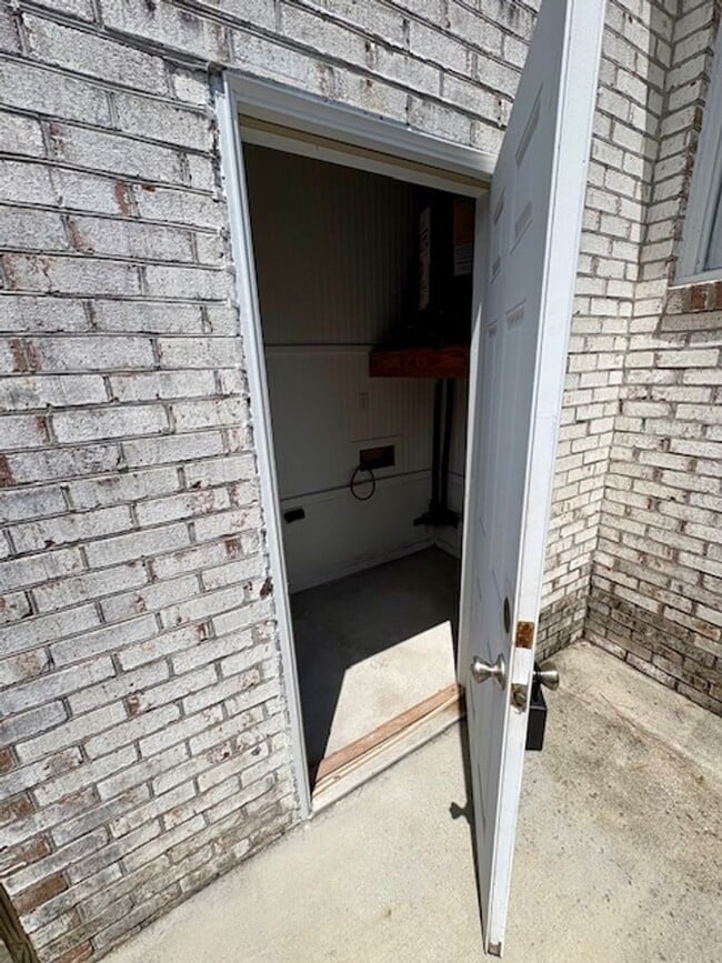 Building Photo - Charming Three Bedroom Duplex on Harborvie...