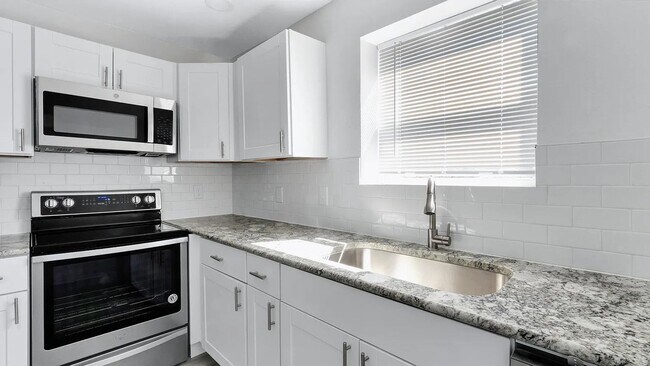 Building Photo - 2737 Stuart Dr