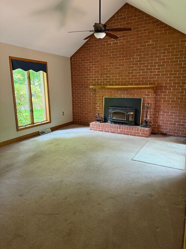 Building Photo - 1531 E Strohm Dr