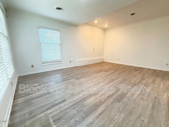 Building Photo - 1421-A Lynn Road