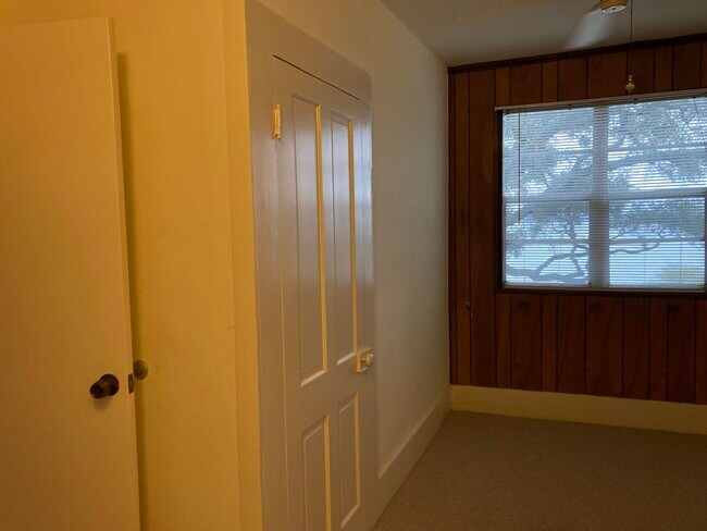 Building Photo - 803 Rockledge Dr