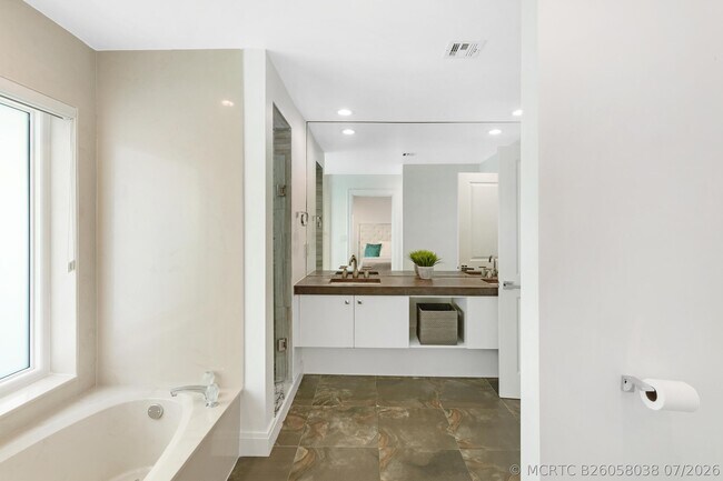 Building Photo - 904 Hyacinth Dr