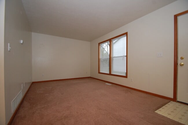 Building Photo - Recently Renovated 3-Bedoom Duplex for Ren...
