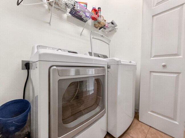 Building Photo - 2 Bed + Flex, 2 Bath Fully Furnished Annual Rental