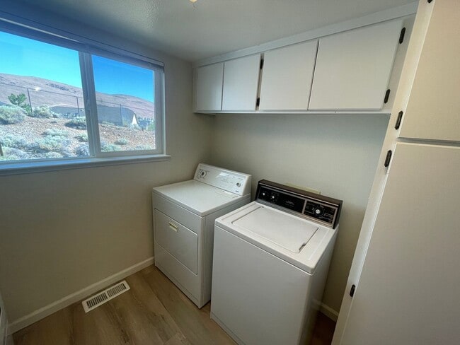 Building Photo - Cute 3 Bedroom Townhome close to UNR