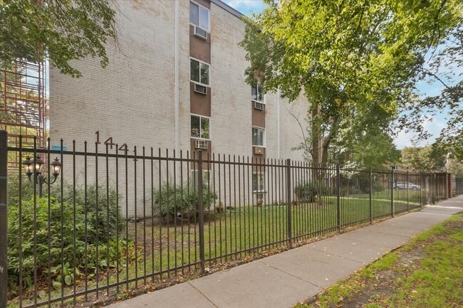 Primary Photo - 1441 W Farwell Ave