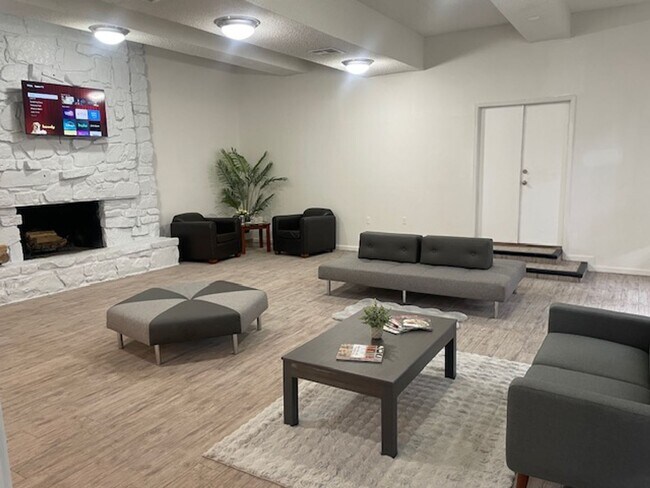 Building Photo - 2417 E 55th Pl